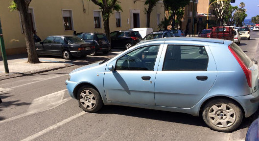 auto al centro della carreggiata