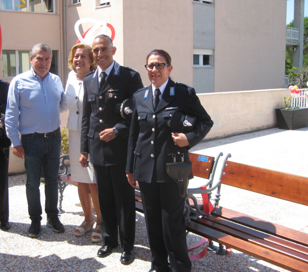 Polizia penitenziaria dona panchine