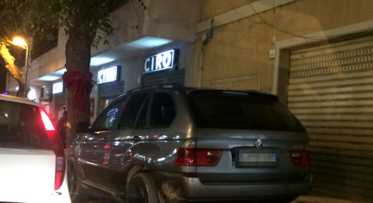 suv-sul-marciapiede-via-sassari