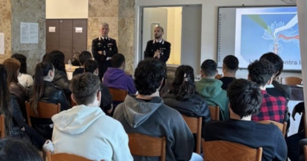 Alghero, i Carabinieri salgono in cattedra all’Istituto “Angelo Roth ...